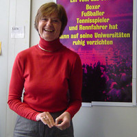 Porträt von Prof. Dr. Alexa Franke. Stehende Frau mit kurzen braunen Haaren lächelt in die Kamera.
