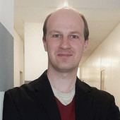 Porträt von PD Dr. Steffen Wild. Mann mit kurzen hellen Haaren lächelt in die Kamera