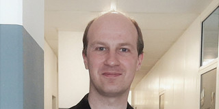 PD Dr. Steffen Wild Porträt von PD Dr. Steffen Wild. Mann mit kurzen hellen Haaren lächelt in die Kamera