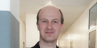 Porträt von PD Dr. Steffen Wild. Mann mit kurzen hellen Haaren lächelt in die Kamera