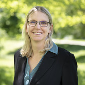 Porträt von Prof. Dr. Olga Kunina-Habenicht. Frau mit langen blonden Haaren trägt eine Brille und lächelt in die Kamera.