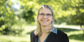 Prof. Dr. Olga Kunina-Habenicht (Leiterin des Fachgebiets Psychologische Diagnostik) Porträt von Prof. Dr. Olga Kunina-Habenicht. Frau mit langen blonden Haaren trägt eine Brille und lächelt in die Kamera.