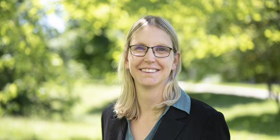 Porträt von Prof. Dr. Olga Kunina-Habenicht. Frau mit langen blonden Haaren trägt eine Brille und lächelt in die Kamera.