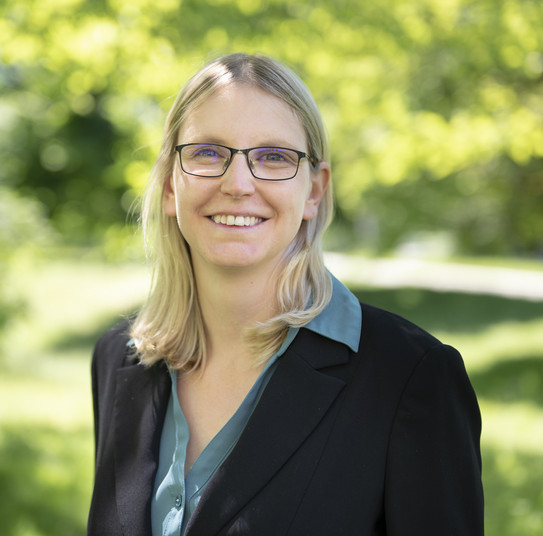 Porträt von Prof. Dr. Olga Kunina-Habenicht. Frau mit langen blonden Haaren trägt eine Brille und lächelt in die Kamera.