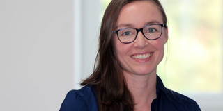 Vertr.-Prof. Dr. Vanessa Völlinger (Ehemalige Vertretungsprofessur Rehabilitationspsychologie - Psychologische Diagnostik) Porträt von Frau Vertr.-Prof. Dr. Vanessa Völlinger. Frau mit braunen langen Haaren und Brille lächelt in die Kamera.