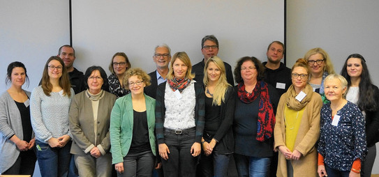 Gruppenfoto mit 16 Personen