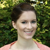 Imke Pulz, M.A. (Ehemalige Mitarbeiterin des Fachgebiets Psychologische Diagnostik) Porträt von Imke Pulz. Frau mit braunen Haaren als Zopf zusammengebunden, lächelt in die Kamera.