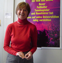 Porträt von Prof. Dr. Alexa Franke. Stehende Frau mit kurzen braunen Haaren lächelt in die Kamera.