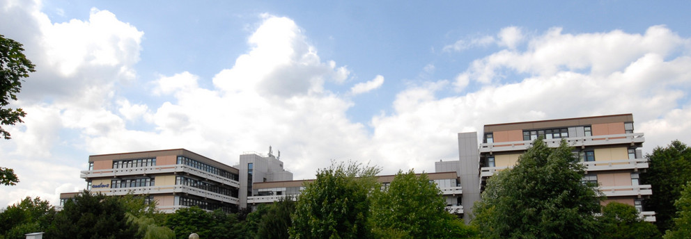 Emil-Figge-Straße 50 Emil-Figge-Straße 50 mit Wolken und grünen Bäumen im Hintergrund