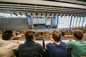 Students sitting in a lecture in the audimax.